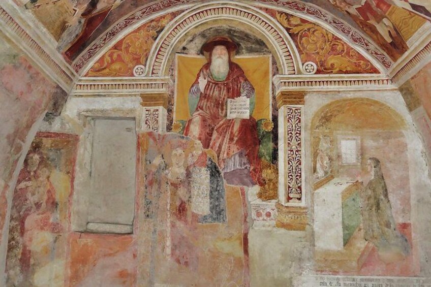 Un fresco con una figura central, arcos arquitectónicos y motivos decorativos. 3