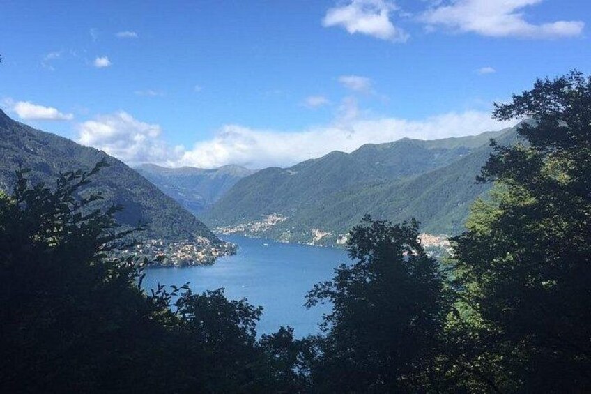 Un paisaje montañoso con un lago y un pequeño pueblo. 3