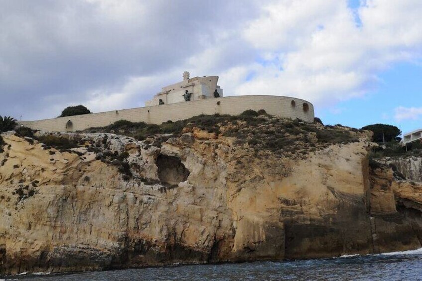 Ein Küstenhaus auf einem Felsen mit Blick aufs Meer. 4