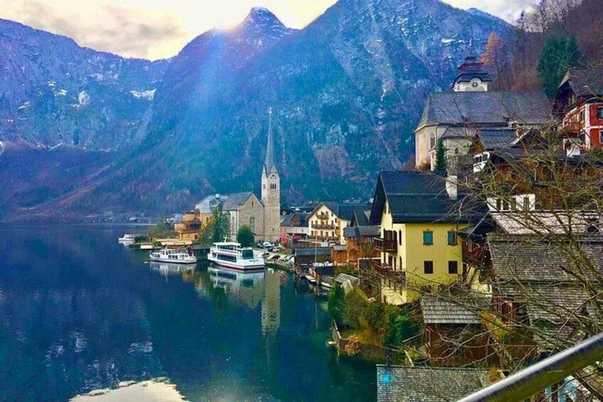 Un lac avec une église, un bateau et des maisons sur une colline. 3