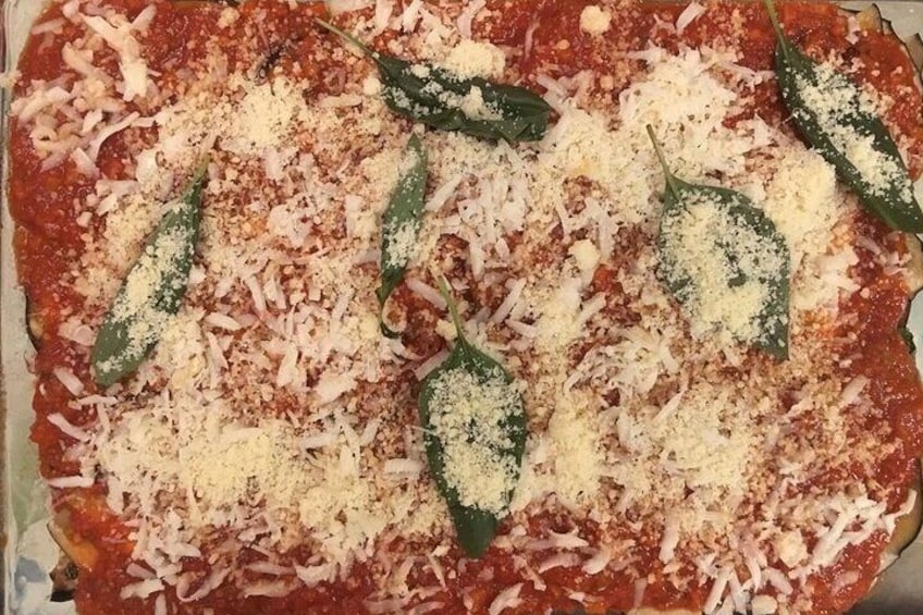En pizza med ost och gröna blad som topping. 2