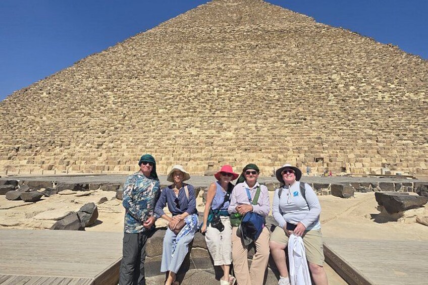 Un groupe de personnes se tient devant une grande structure pyramidale. 3