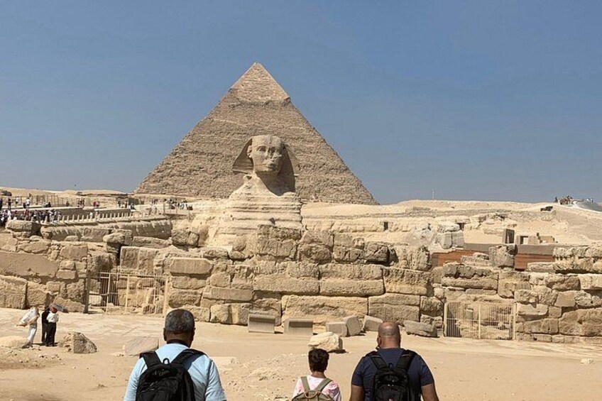 La Grande Pyramide de Gizeh, avec le Sphinx en arrière-plan. 2