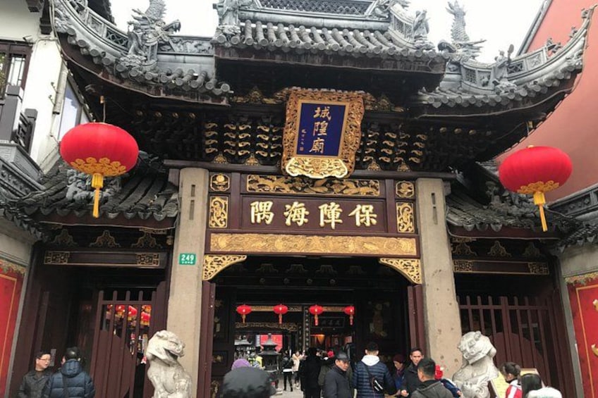 Ein traditionelles chinesisches Tor mit aufwendiger Dekoration und roten Laternen. 5