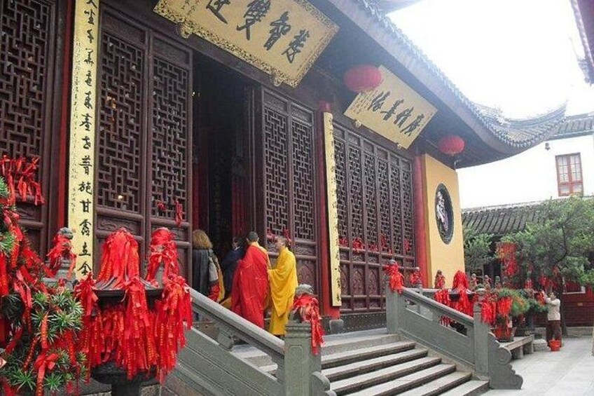 Un edificio tradicional chino con puertas de madera ornamentadas y decoraciones rojas. 5
