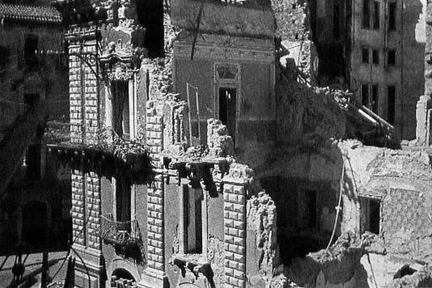 Un edificio danneggiato con muri di mattoni a vista e finestre rotte. 2