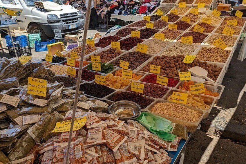 The historical market "Fera 'O Luni" 5