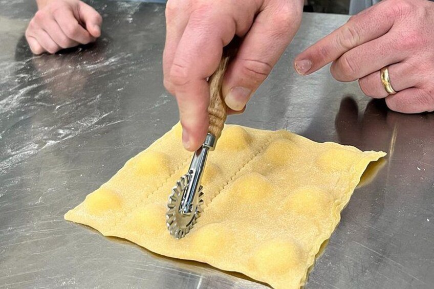 Cutting ravioli. 2