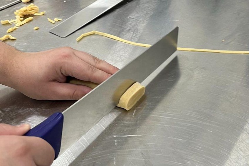 Cutting fettuccine. 4