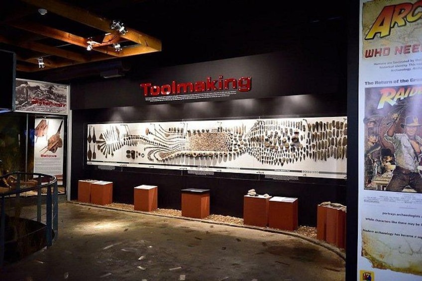 Een museumexpositie met de titel 'Gereedschap maken', met een uitgebreide presentatie van gereedschappen en artefact. 3