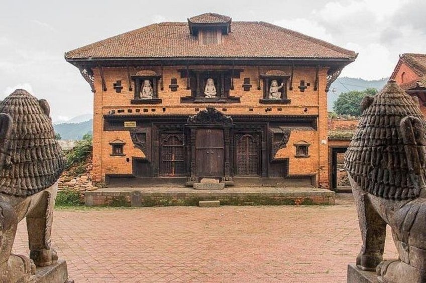 Un edificio tradizionale con tetto in tegole, un portale centrale e statue su entrambi i lati. 2