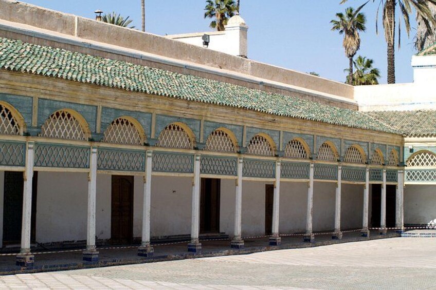 Une cour traditionnelle agrémentée d’arcades, de colonnes et d’un toit recouvert de tuiles. 2