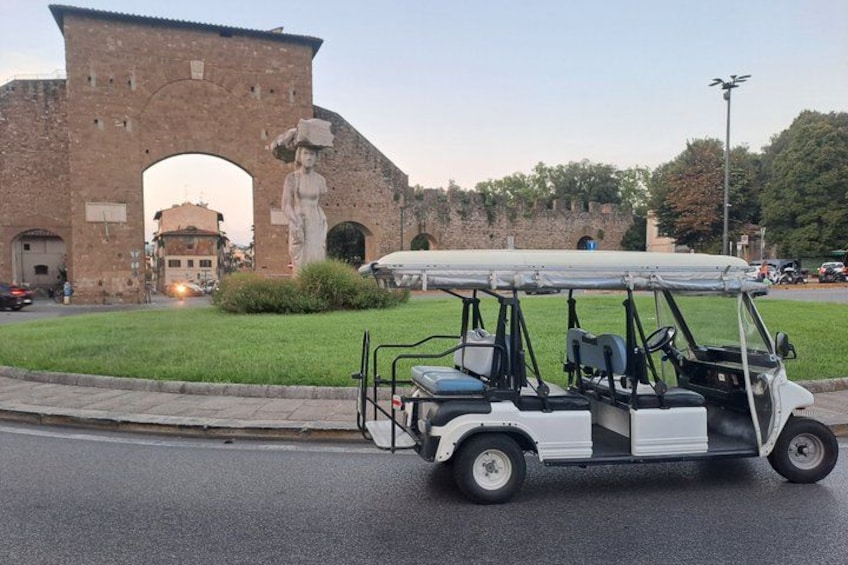 Private tour of Florence in golf cart with authorized local guide 3