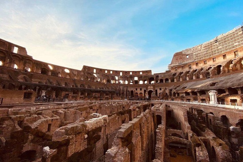 Ein antikes Amphitheater mit mehreren Sitzstufen und einer zentralen Bühne. 3