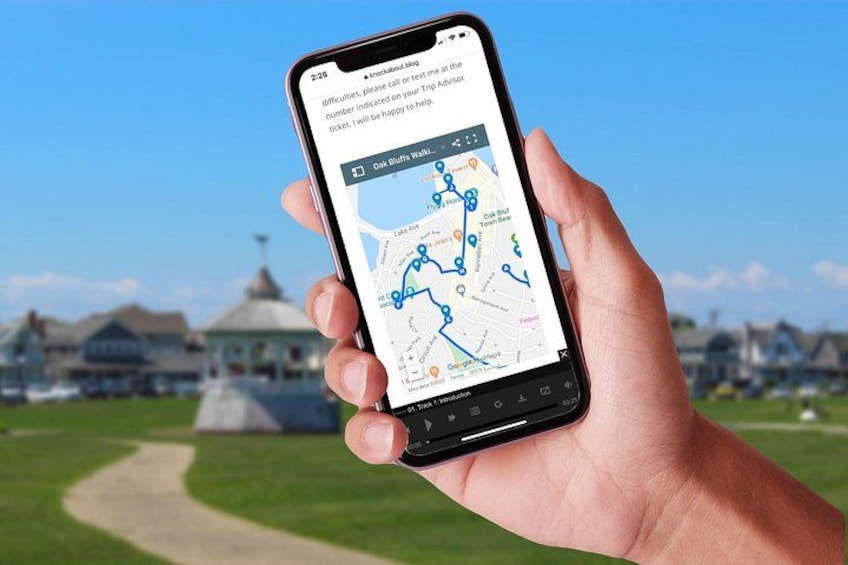 Una mano sosteniendo un teléfono inteligente que muestra un mapa con chinelos de ubicación. 2