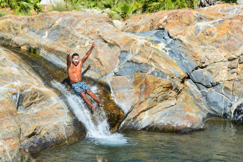 Algú llisca per una cascada rocosa. 1