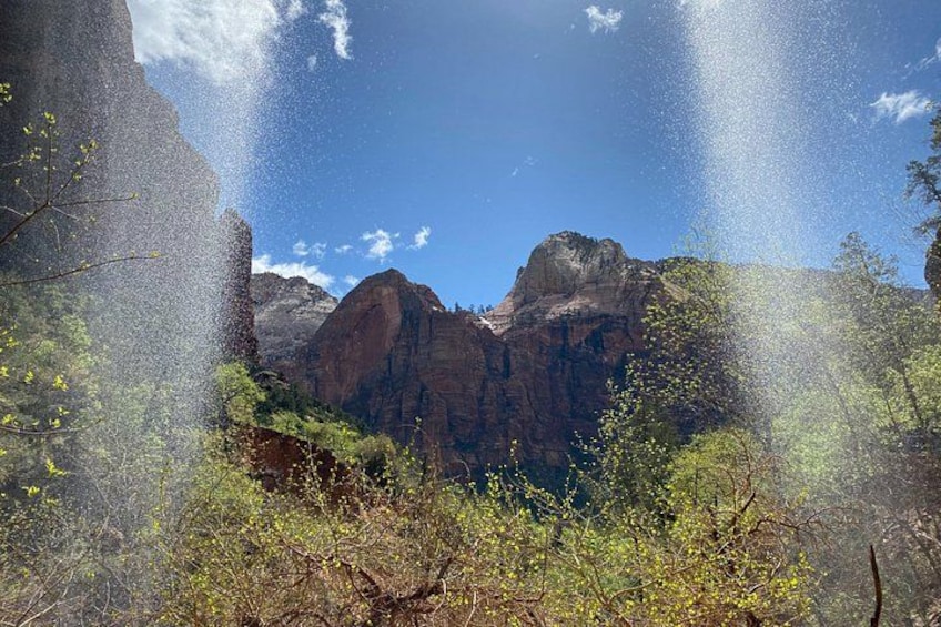 Un canyon aux parois rocheuses abruptes et à la végétation clairsemée. 3