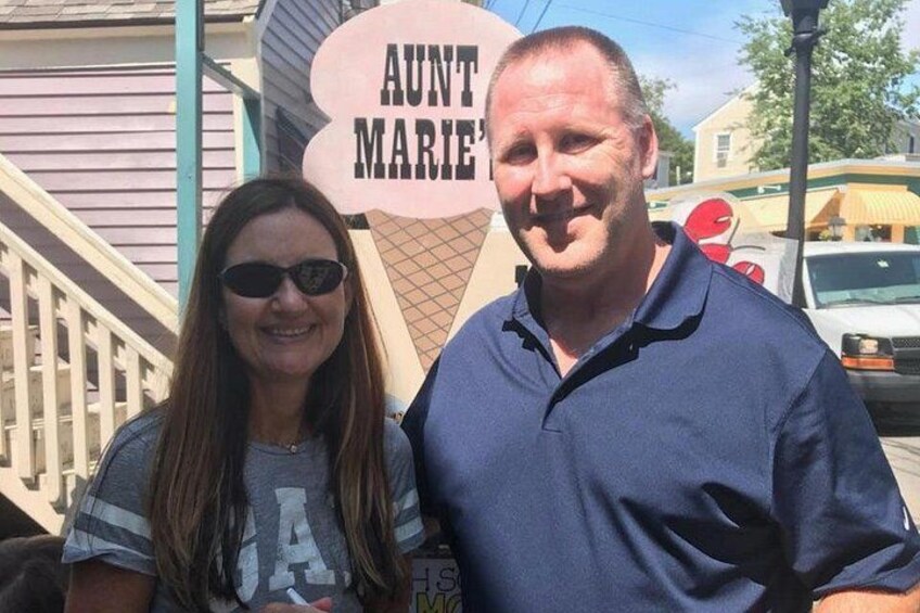 Un homme et une femme se tiennent devant un bâtiment sur lequel on peut lire l'inscription « AUNT MARIE'S ». 4