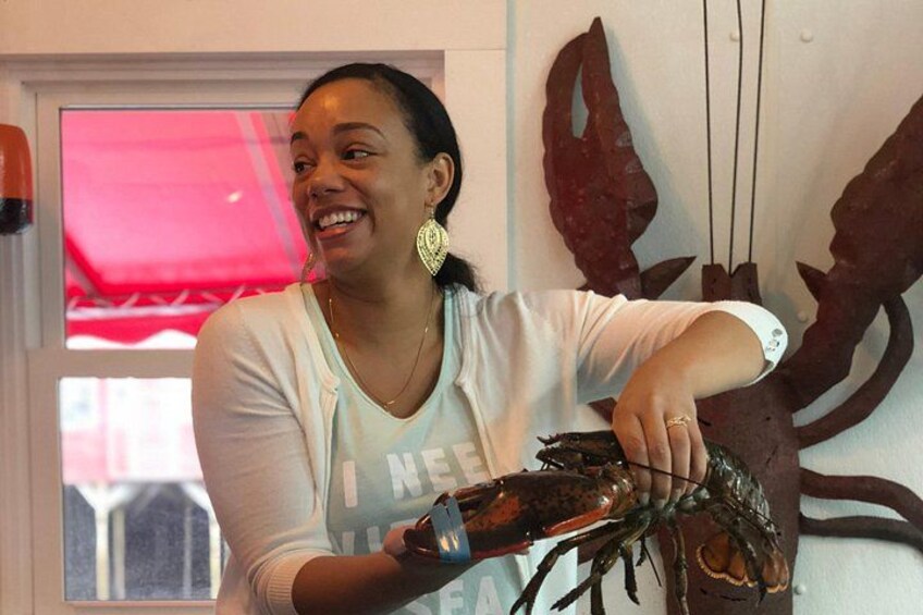 Une personne tenant un homard. 1