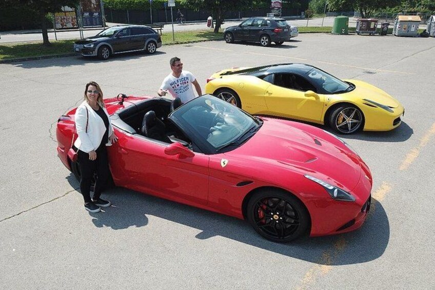 Un auto deportivo convertible rojo estacionado en un estacionamiento, con otro auto deportivo amarillo al fondo. 4