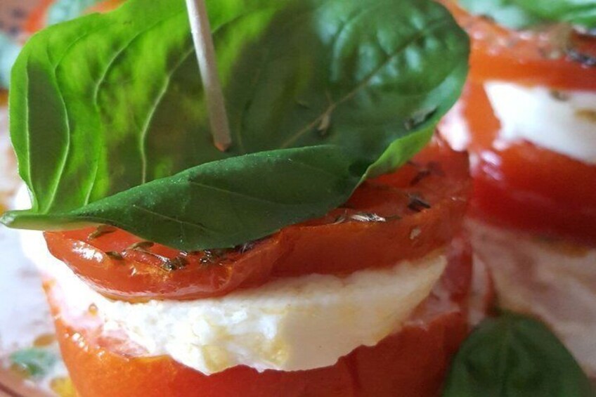 Primer plano de un aperitivo a base de tomate, queso y albahaca. 5