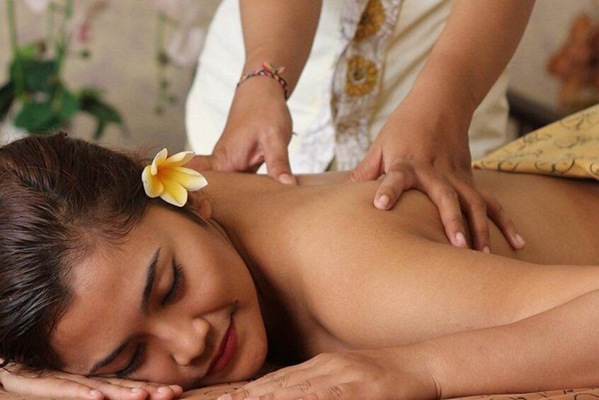 A person receiving a back massage. 1
