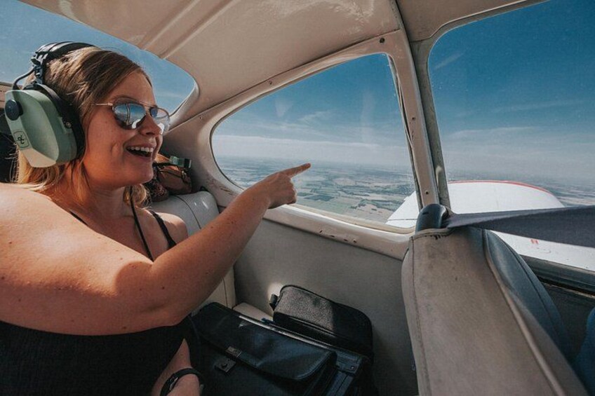 Eine Person im Cockpit deutet nach draußen. 2