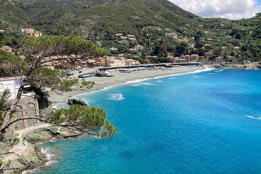 Une ville côtière dotée d’une plage, d’eaux d’un bleu cristallin et bordée de montagnes. 3