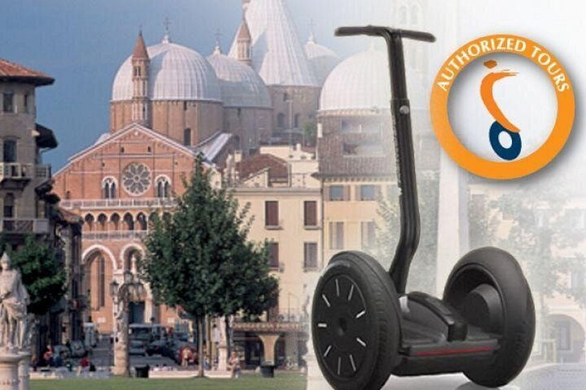 Un Segway frente a un edificio histórico con cúpulas. 1