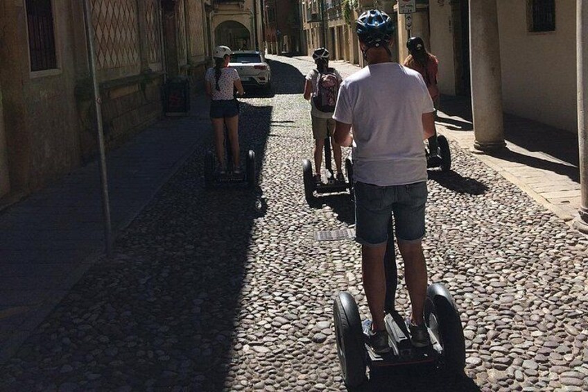 Una persona montando un hoverboard por una calle adoquinada. 5