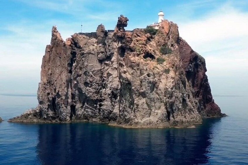 Una isla rocosa con un faro. 3
