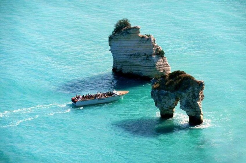 Un bateau sur une eau turquoise, près d’une formation rocheuse. 1