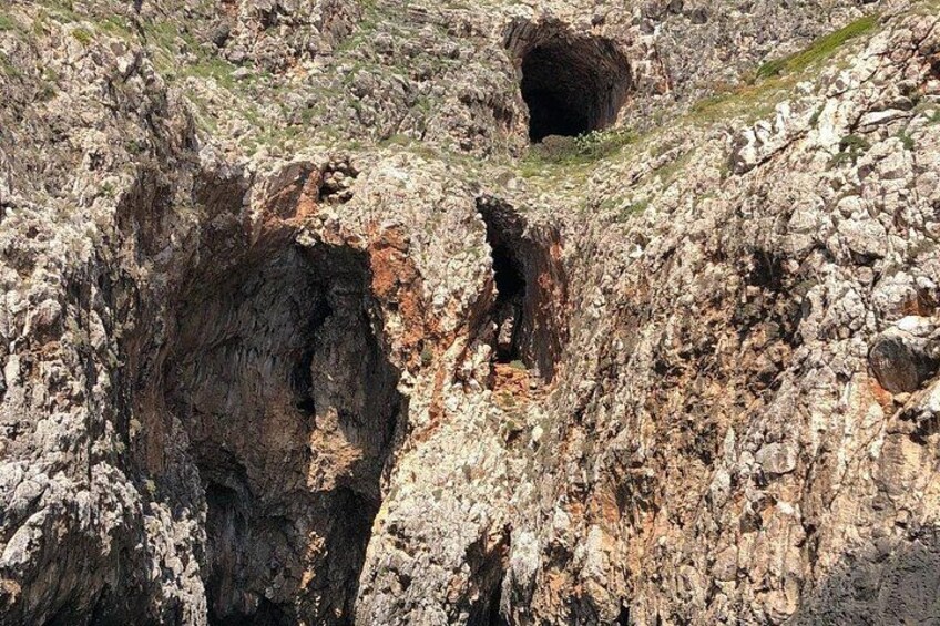 Tour 3h and half visit of all the caves, bathroom stop and aperitif 4