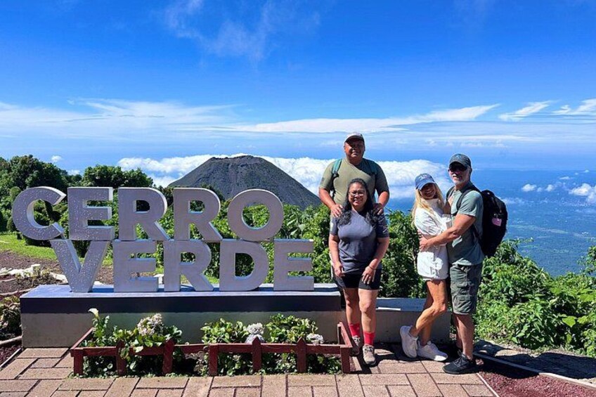 En skylt med texten ”CERRO VERDE” och ett bergigt landskap i bakgrunden. 3