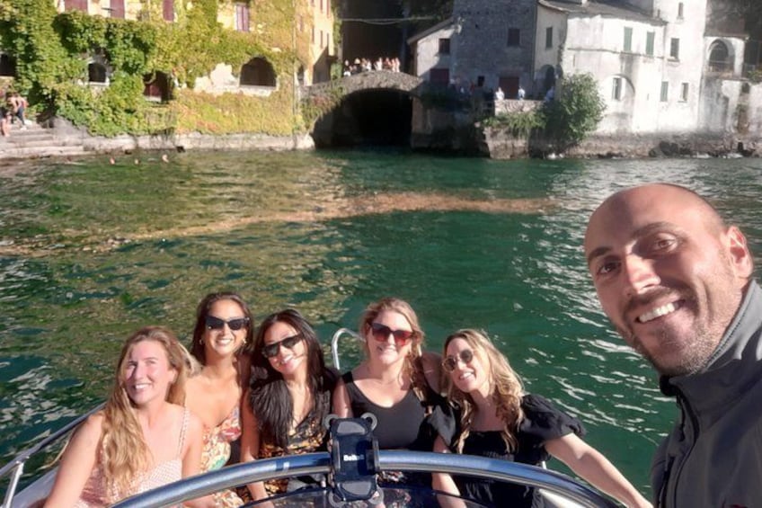 Un grupo de personas en un bote, con un río y edificios al fondo. 4