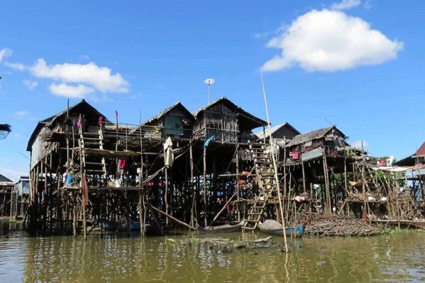 Huisjes op palen boven het water. 2