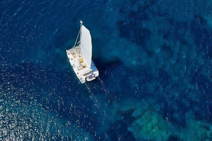 Ein Segelboot auf einem klaren, blauen Meer. 4