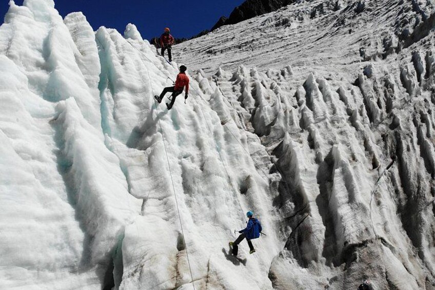 Un groupe de personnes escalade une montagne enneigée. 2
