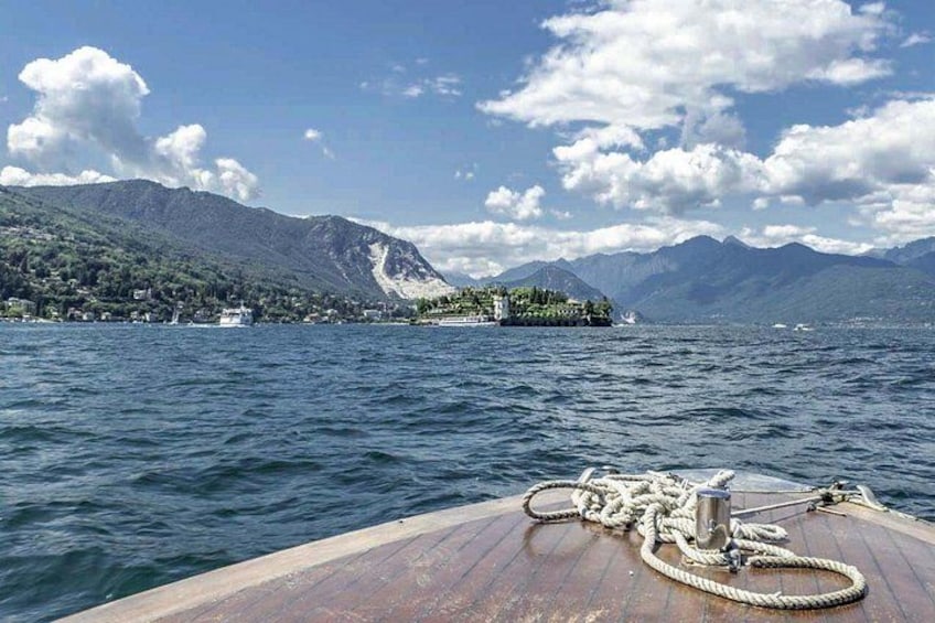 Un barco en un lago con montañas al fondo. 3