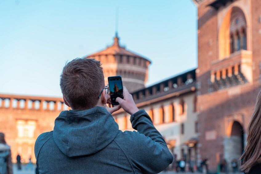 Une personne prend une photo d’un bâtiment historique doté d’un dôme. 1
