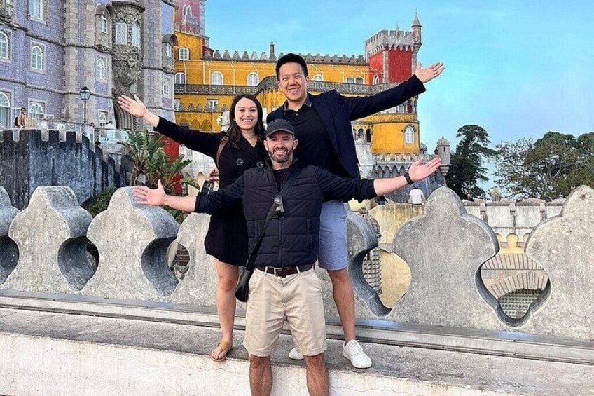 Un castillo con un foso y un puente. 1