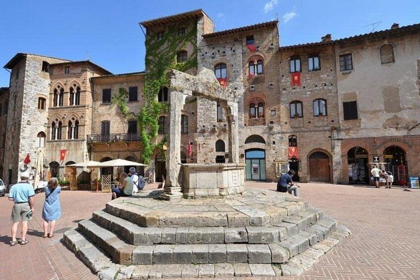 Piazza in San Gimignano 2