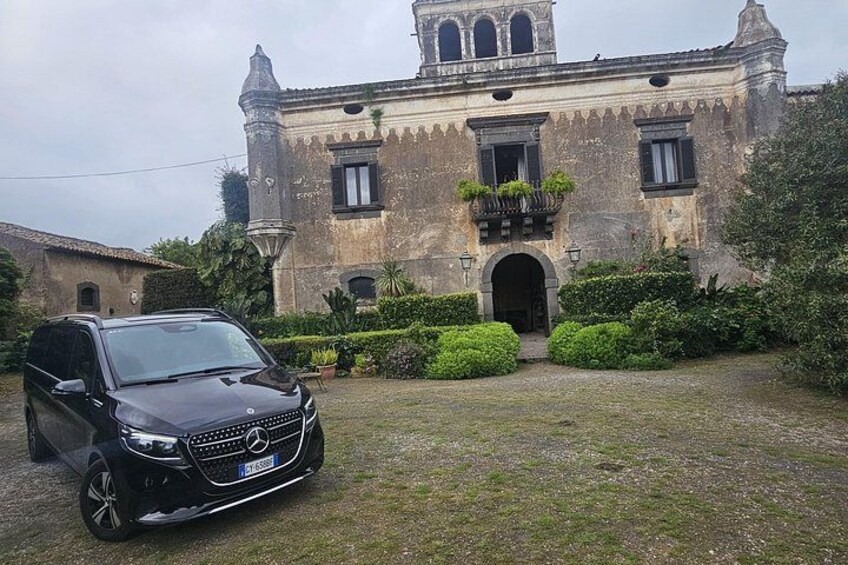 Un edificio histórico con un coche estacionado adelante. 3