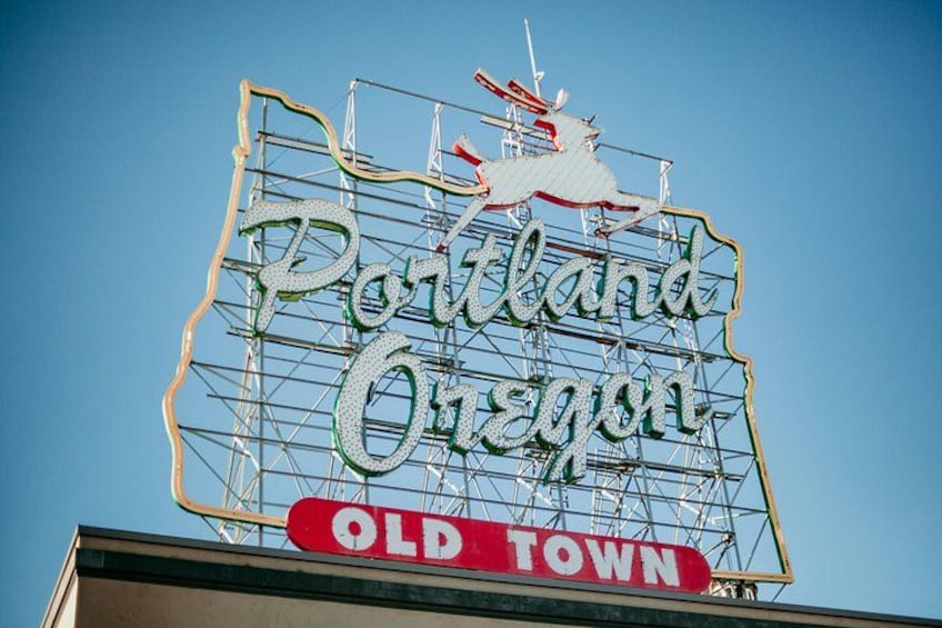 Et skilt med teksten 'Portland Oregon Old Town' og en hvid fugl øverst. 1