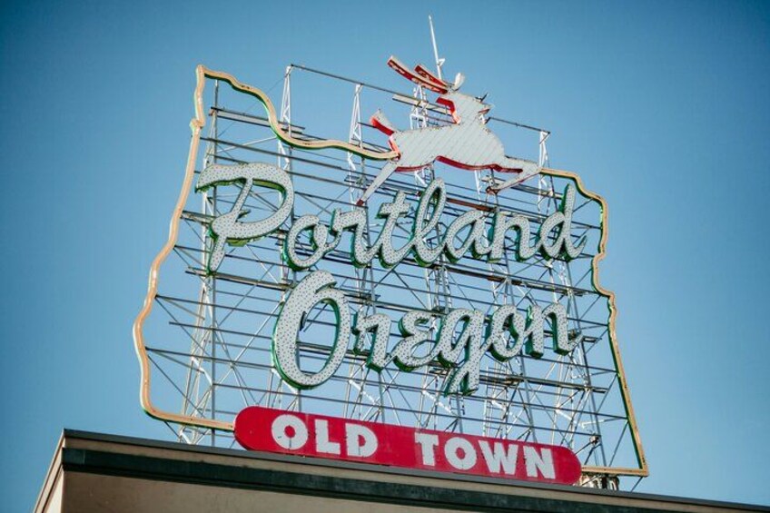 En skylt med texten ”Portland, Oregon” och ”Gamla stan”, med en fågeldekoration ovanpå. 1
