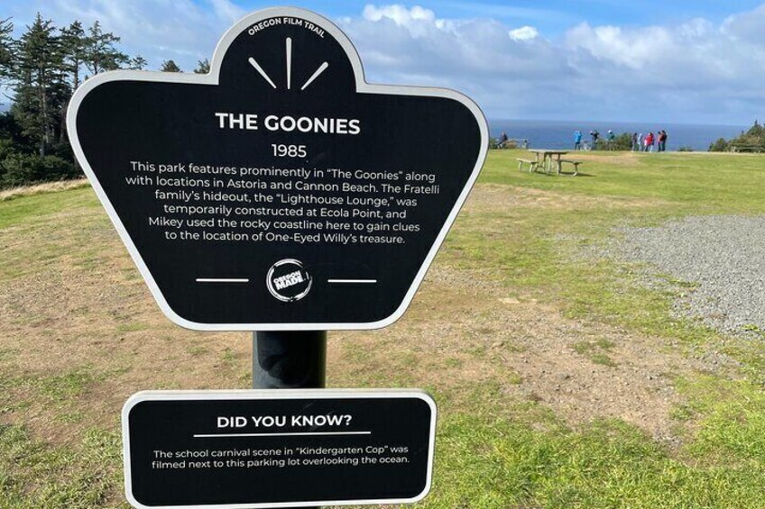 Un cartel en el parque de The Goonies con información sobre sus características y una curiosidad. 5
