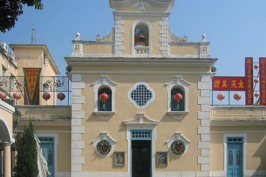Un bâtiment doté d’un clocher, de fenêtres décoratives et d’une enseigne avec des caractères chinois. 4