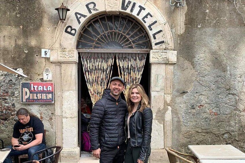 Un edificio de piedra con un letrero que dice 'BAR VITELLI' y otro letrero que indica 'ITALA PULSIEN'. 1