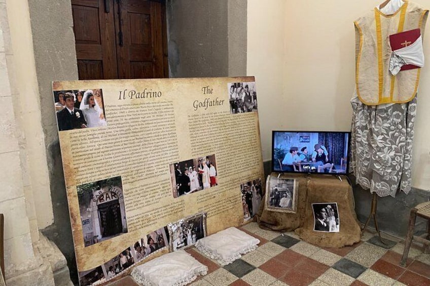 Una presentación con un televisor, un panel con texto y fotos, y un vestido en un maniquí. 4