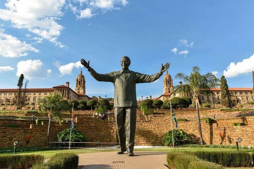 Former President Nelson Mandela statue at union Building 